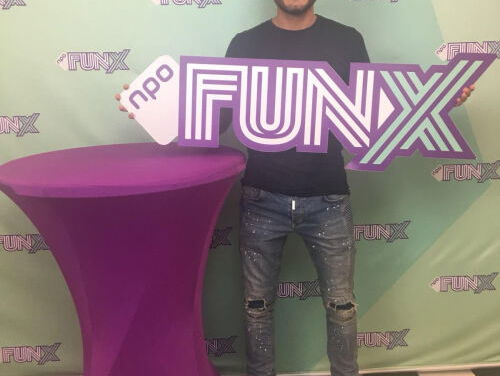 Hoe goed zijn Soufiane Touzani zijn zangskills? Hij waagt zich aan het karaokespel!