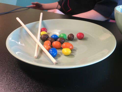 Hanwe doet de Chopstick-Challenge en scheldt in het Chinees