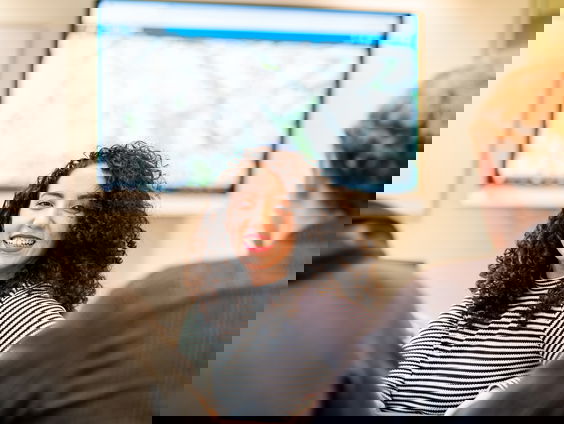 Aardrijkskundelerares Oumaima (24) over lesgeven in coronatijd: "ik mis mijn leerlingen heel erg"