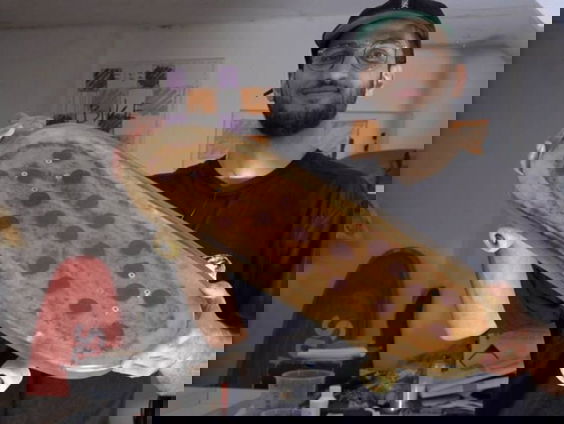 Saman maakt kunst van pizza's