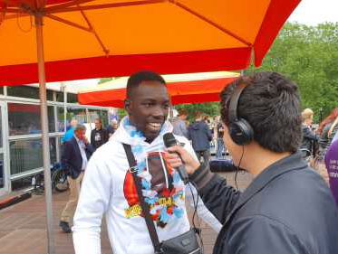 Kickbokser Lofogo loopt de Nijmeegse Vierdaagse: "de mensen houden je hier op de been"