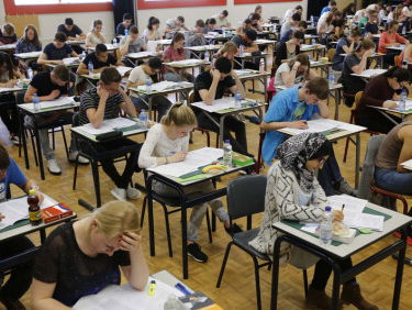 Eindexamen Essentials met Meester Yasin: "Bemoei je niet teveel met een ander"