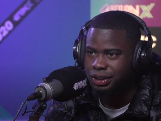 Yxng LE speelt "Started from the bottom" in de FMA-avondshow
