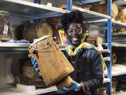 Kenny B opent eigen mini museum: 'Allerlei muziekinstrumenten uit Zuid-Amerika'