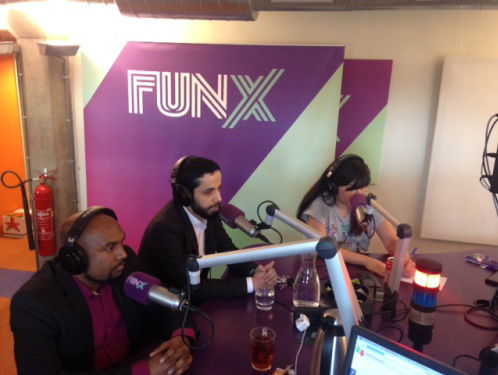 Wat vind jij van twee zoenende mannen? Jeansen zoekt het uit!