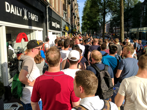 Gek lange rijen voor de nieuwste telefoon van OnePlus! Noah van WANT.nl was erbij!