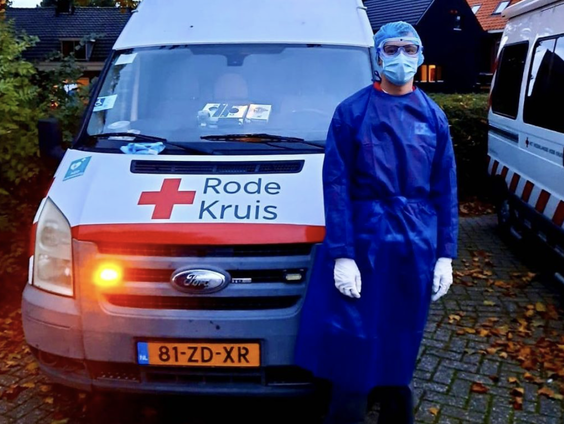 Als vrijwilliger bij het Rode Kruis vervoert Arnee coronapatiënten