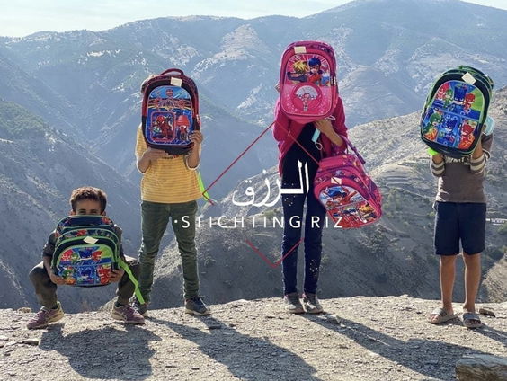 Karim doneert schooltassen en lesmateriaal aan kinderen in Marokko