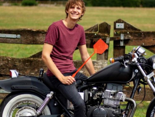 Dit is hoe Tom zijn vliegenmepper in een jaar tijd ruilde voor een motor!