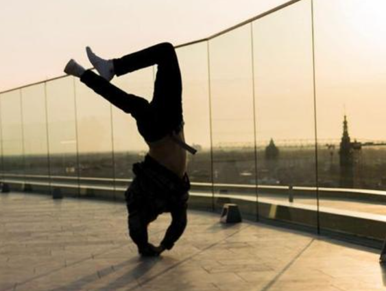 Tim breakdancet sterren van de hemel op dak van Groninger Forum