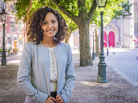 HEVIEN (21) SLIEP ALS KIND ONDER EEN BOOM, VERHUISDE 13 KEER EN STRIJDT NU VOOR KINDERRECHTEN