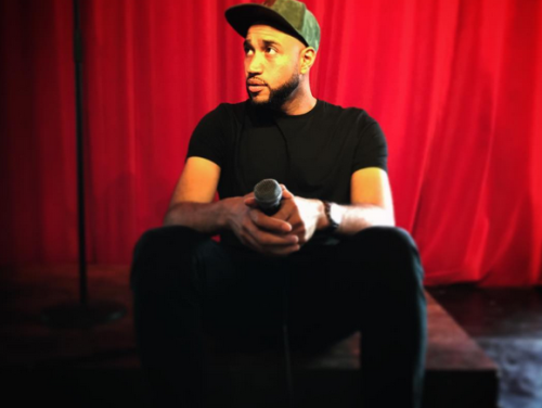 Stand-up Comedian Edson da Graca vertelt hoe je de beste grap maakt op Tell a Joke Day