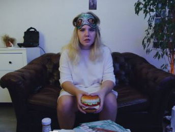 Marlie helpt werkloze jongeren van de bank af