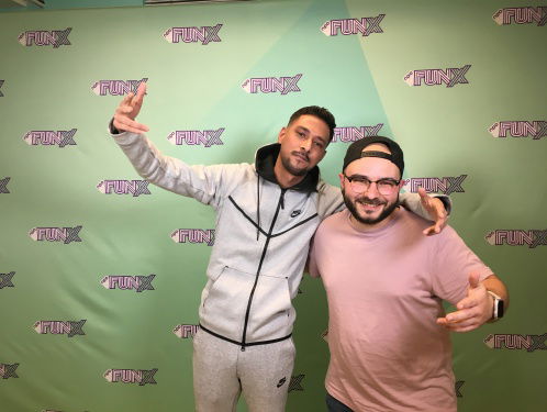 Aziz Wrijving speelt App, Slap, Peach op je lap!