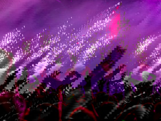 Reporter Marvin wilt weten wat jij vindt van testfestivals!