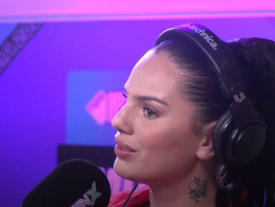 Famke Louise doet de autotune challenge