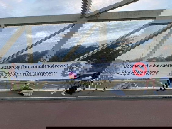 Bart vertelt waarom hij naakt op een viaduct stond