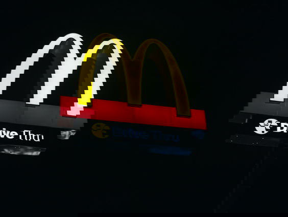 Faruk zingt zijn bestelling in de Mc-Drive: "Door TikTok krijg je soms haat, maar ik doe gewoon mijn ding"