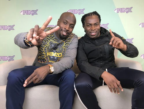 Jairzinho gaat los op Jonna Fraser in het karaokespel!