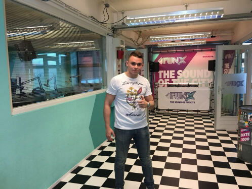 Dat Mohammed Jaraya rake klappen uit kan delen in de ring weten we.. Maar kan hij dat ook bij het karaokespel?