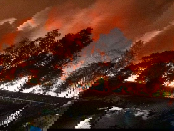 Joanne zamelt slaapzakken in voor vluchtelingen in kamp Moira