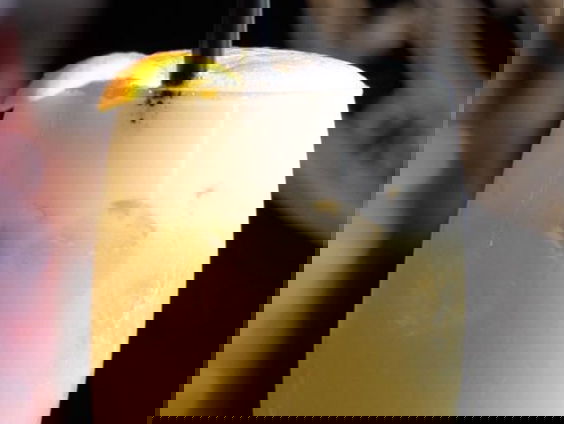 POUR IT UP: Reporter Camille gaat op zoek naar de 4 beste zomerse cocktails!