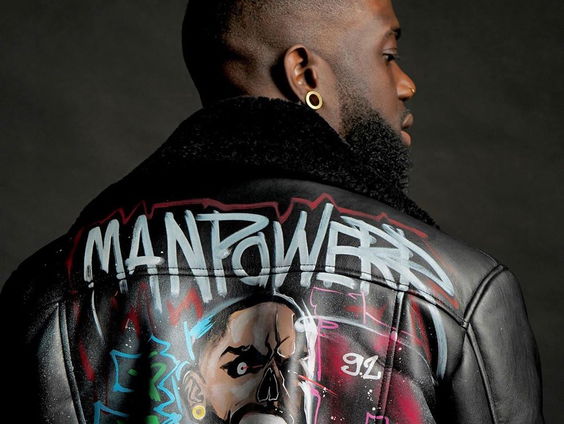 Changemaker Miguel uit Almere maakt mensen blij met kleren!