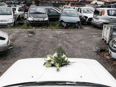 Eindelijk! Een gepaste uitvaart voor je afgedankte auto..