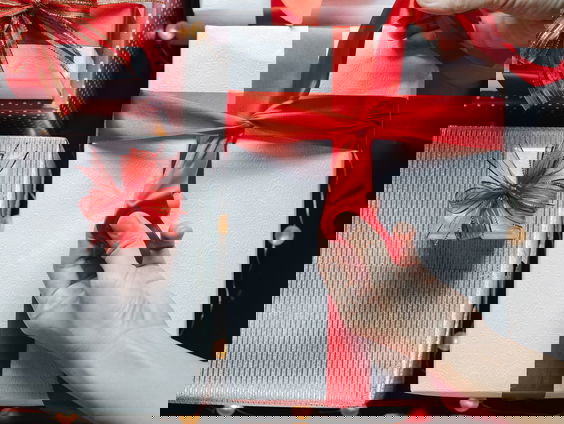 Bryan (20) deelt cadeaus uit aan kinderen die in armoede leven