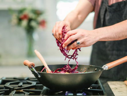 LUISTERAARSVRAAG: IS HET EEN AFKNAPPER ALS JE PARTNER NIET KAN KOKEN?