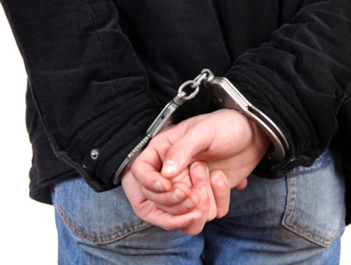 Je dealer is opgepakt en je staat in zijn telefoon, wat nu?!