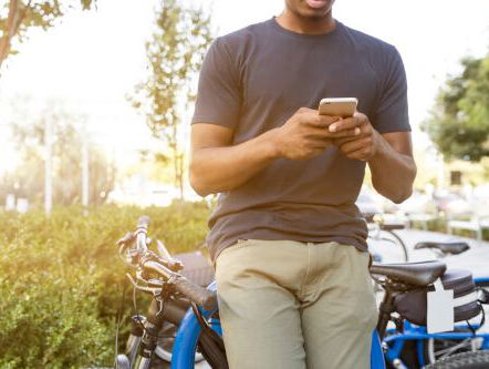 Smartphonegebruik op fiets betekent vanaf vandaag een boete