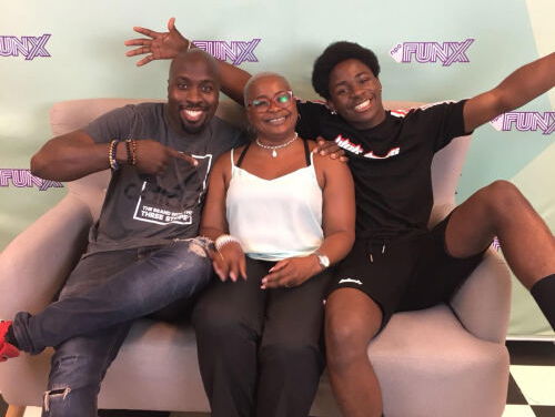 Dit is te leuk! Leafs en zijn momager in Nando's karaokespel!