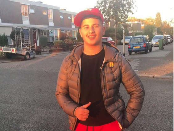 Amine en zijn vrienden helpen oude vrouw die op straat werd beroofd!