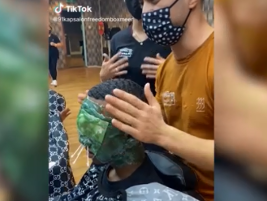 Harsende kapper Renaz gaat viral!