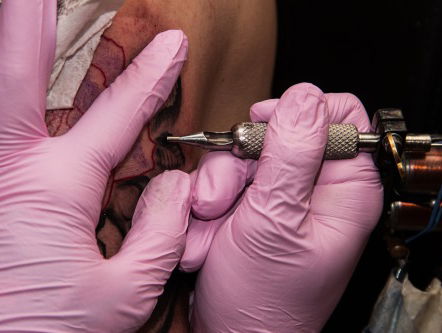 Ralph: 'Van thuis tattoeëren kun je ziektes zoals Aids oplopen!'