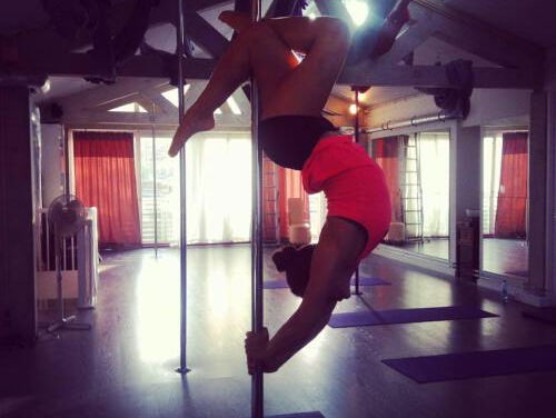 Dineke Minten is Nederlands Kampioen Paaldansen: 'Muziek is zo belangrijk voor mijn act'