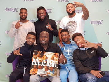 Te grappig! Broederliefde geeft alles wat ze hebben in het karaokespel!