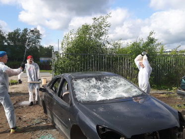 In Groningen kun je al je woede uiten door een auto in mekaar te slaan