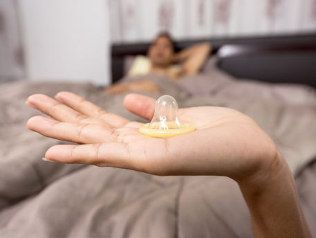 WAT DOE JE ALS JE PARTNER ER NIKS VAN BAKT IN DE SLAAPKAMER? LUISTERAAR MORENA KRIJGT ADVIES!!