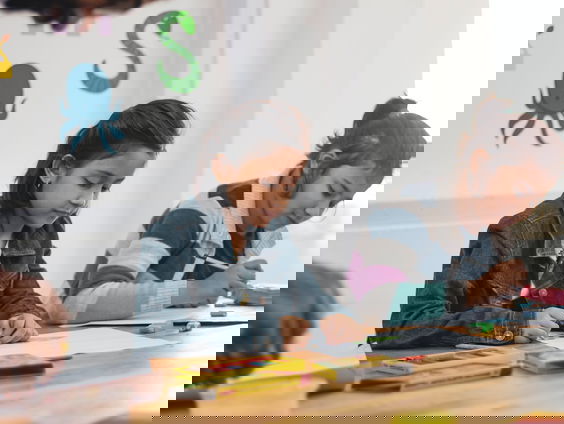 Meester Jesper blij dat de scholen weer open gaan: "Ik ben continu tegen een scherm aan het praten"