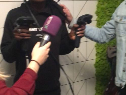 Reporter Vanessa balanceert op balkje New York skyline