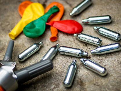 Straatreport: moet lachgas verboden worden op feesten?