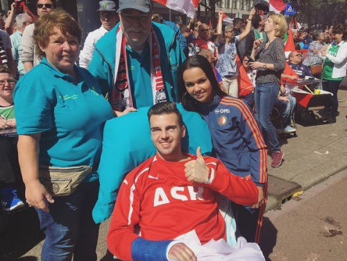 Huldiging Feyenoord: Supporter Bart na acht meter val toch wel aanwezig!