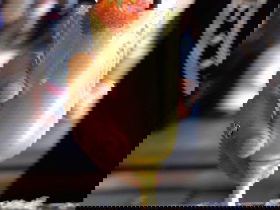 POUR IT UP: Reporter Camille maakt de nummer 3 beste zomerse cocktail bekend!