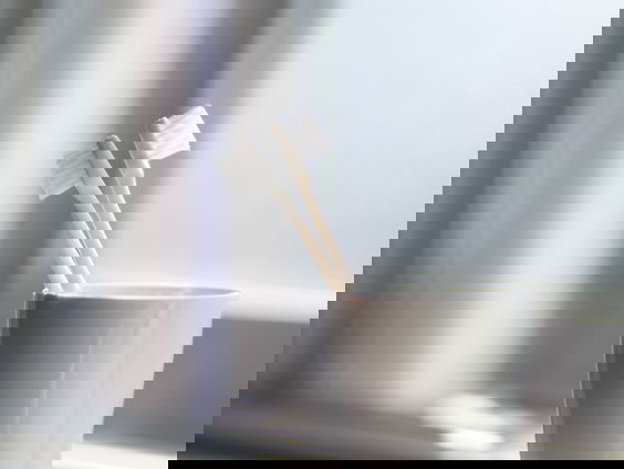 Geen tandpasta, geen water, is droogpoetsen de nieuwe hype??