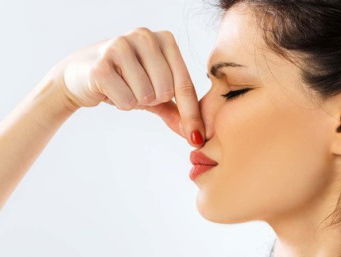 WAT DOE JE ALS JE COLLEGA STINKT?