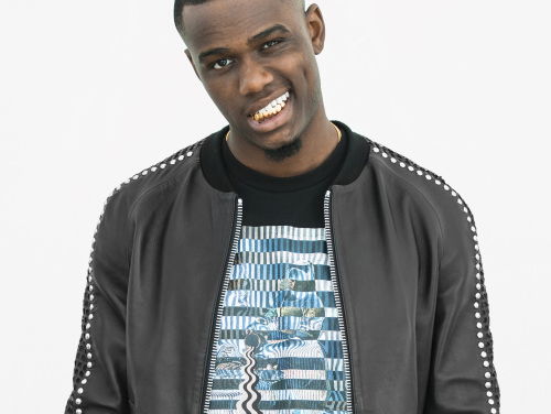 Zefanio speelt het karaoke spel