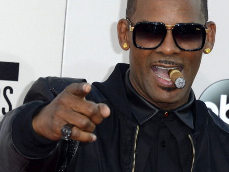 R Kelly ontkent misbruiken van jonge vrouwen in sekte