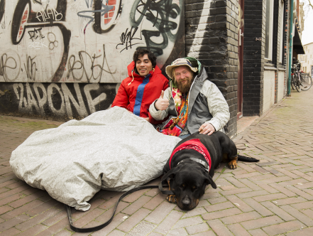 De sheltersuit helpt daklozen de winter door!